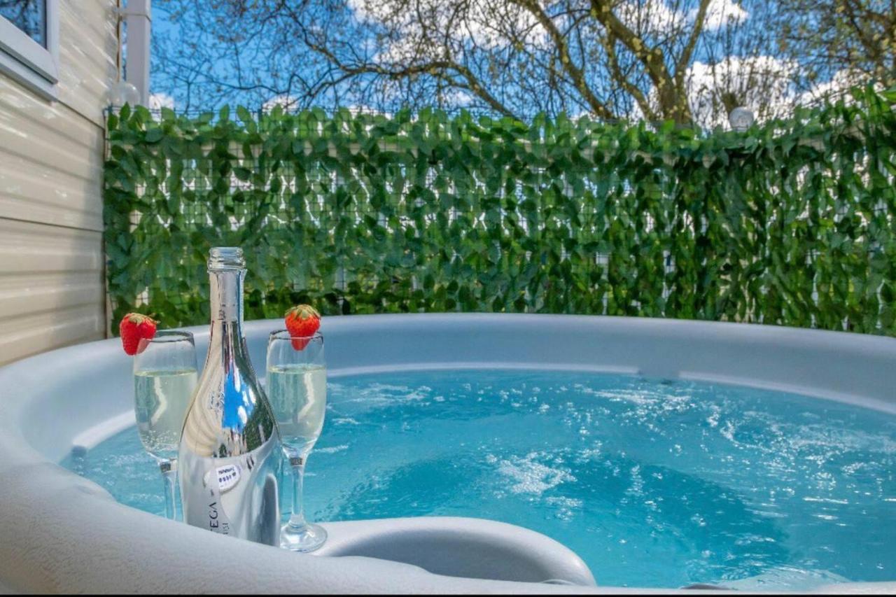 Tattershall Lakes Private Hot Tub Lodge - Sleeps 6 Lincoln Exterior photo