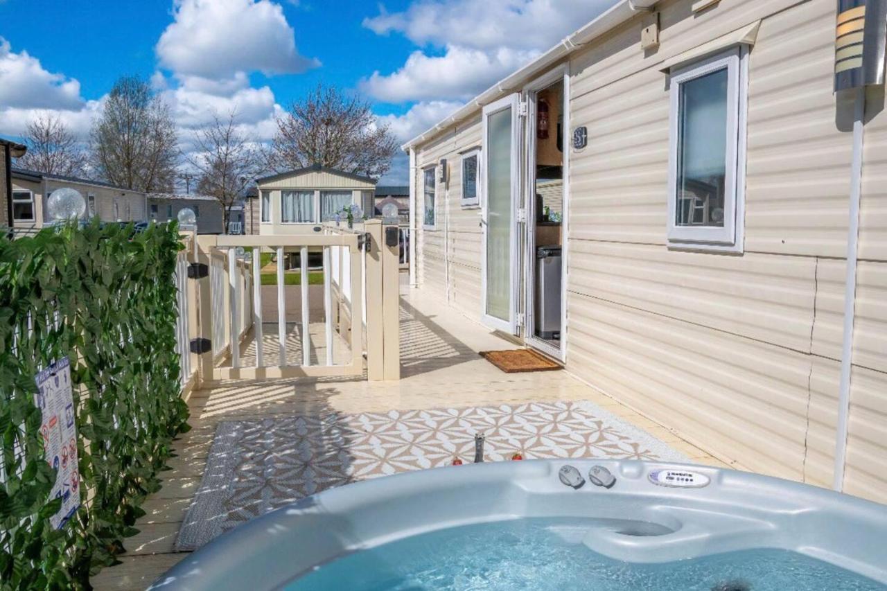 Tattershall Lakes Private Hot Tub Lodge - Sleeps 6 Lincoln Exterior photo